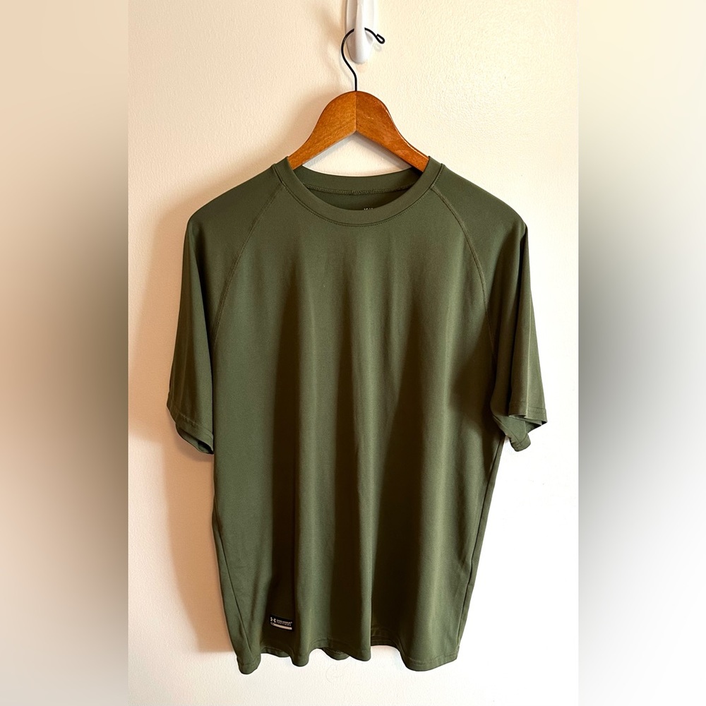 Men’s Under Armour olive green heat gear tactical shirt sz Lg